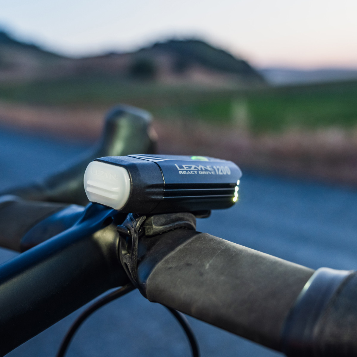 Lezyne React Drive 1200 priekinis žibintas | Black Lezyne React Drive 1200 priekinis žibintas | Black