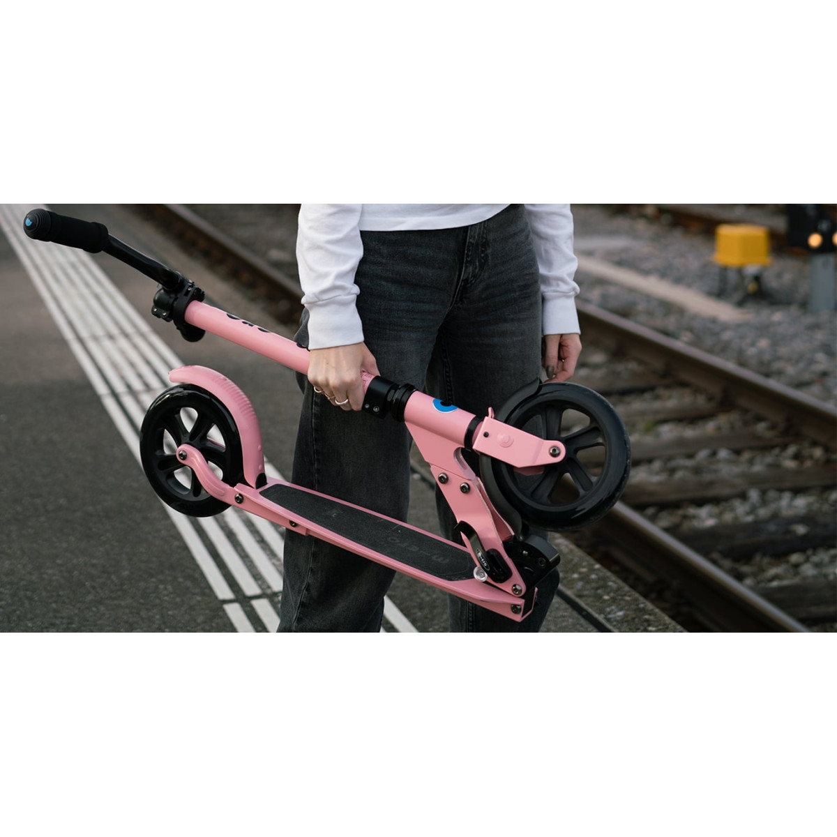 Micro Speed Deluxe paspirtukas | Neon Rose Micro Speed Deluxe paspirtukas | Neon Rose