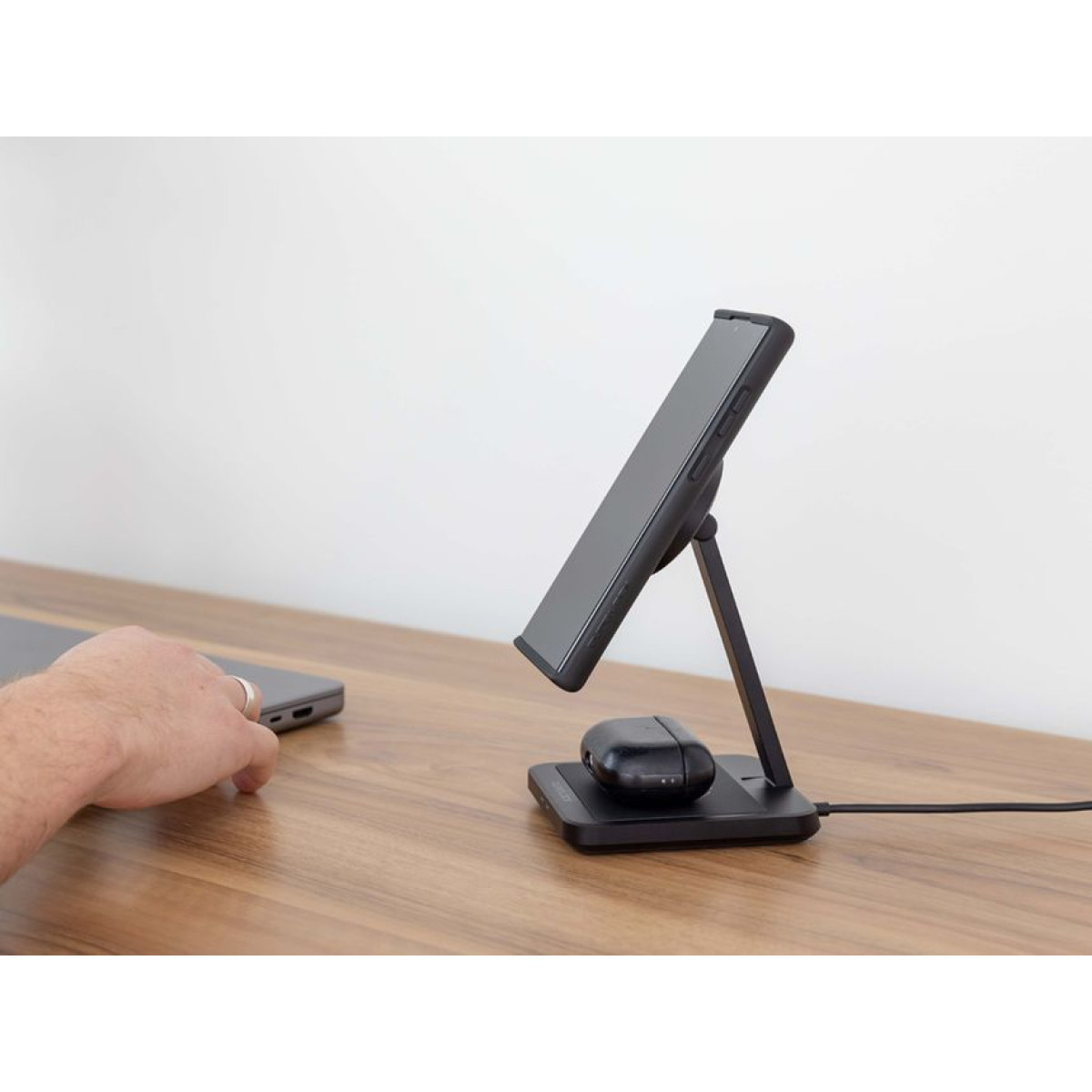 Quad Lock® MAG Dual Desktop Wireless Charger