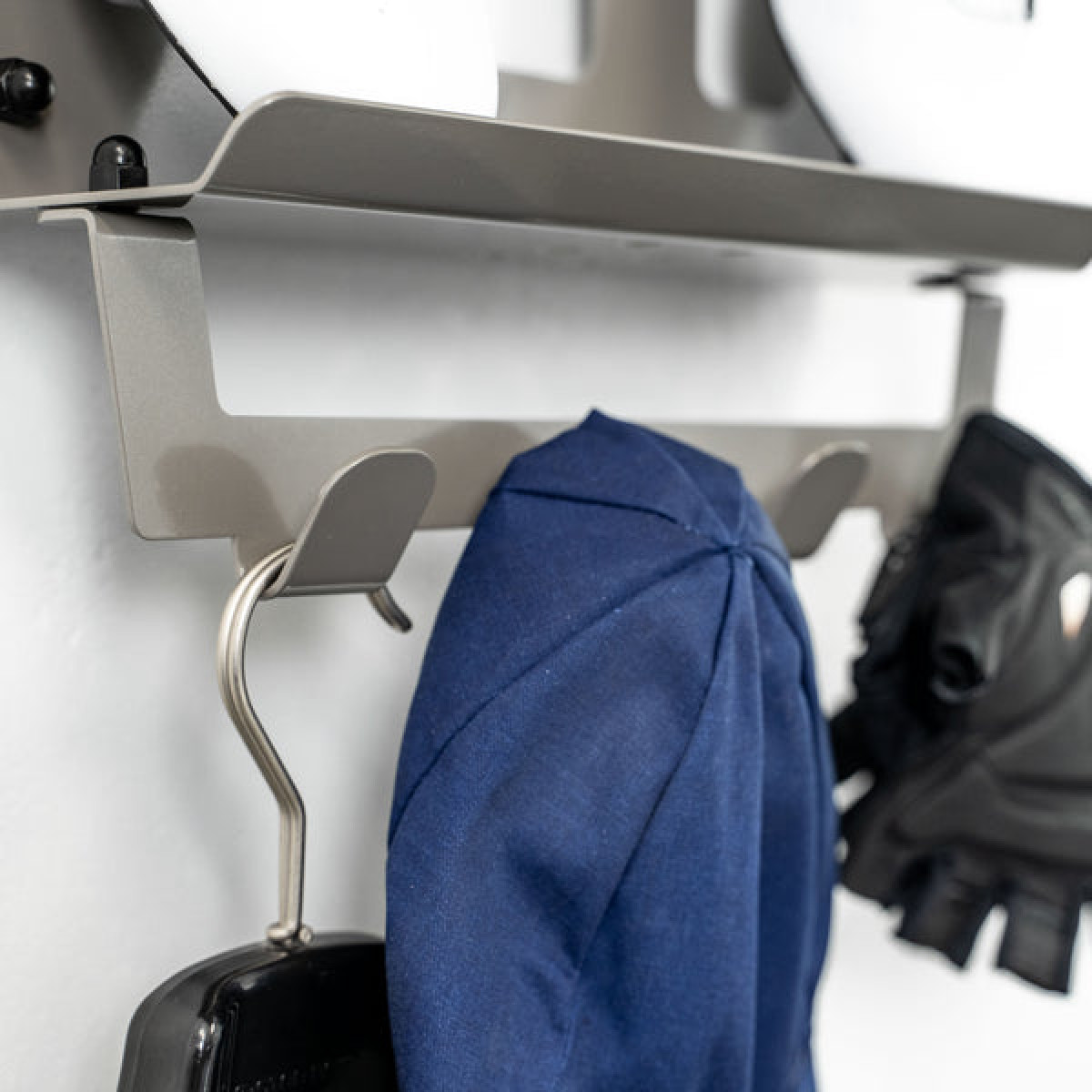 Stasdock Hang On Accessory Holder | Deep Silver