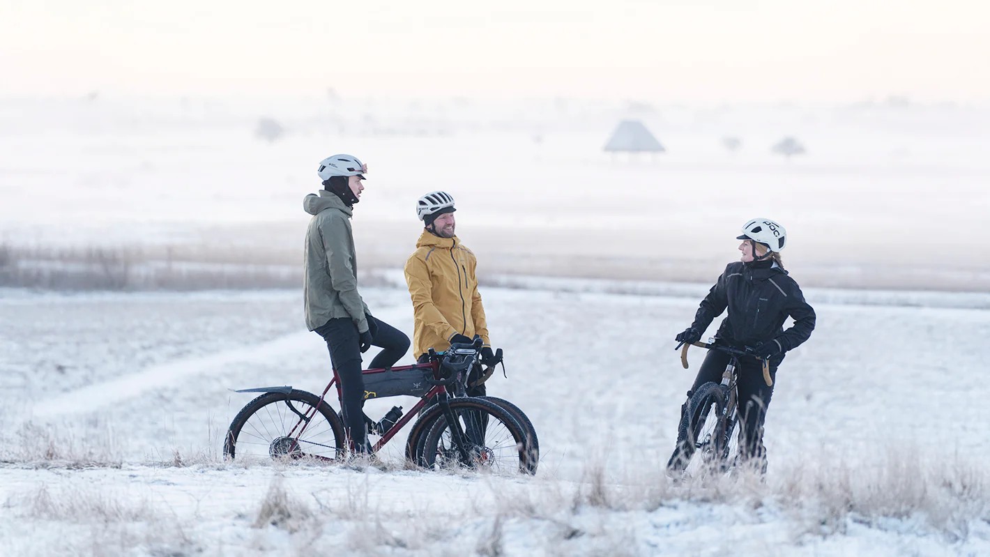 Trys dviratininkai šnekasi