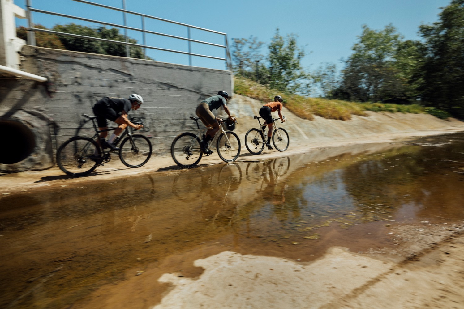 Trys vyrai važiuojantys gravel dviračiais