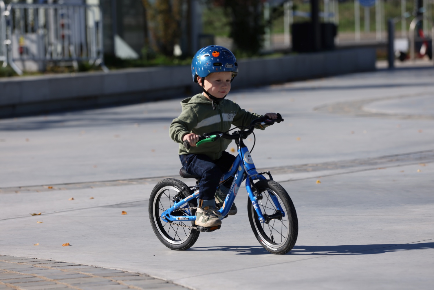 Mažas vaikas važiuojantis dviračiu