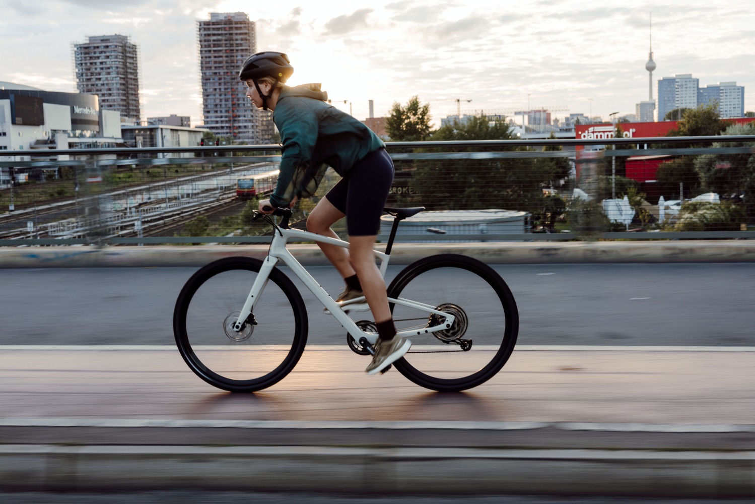 Moteris važiuojanti hibridiniu dviračiu