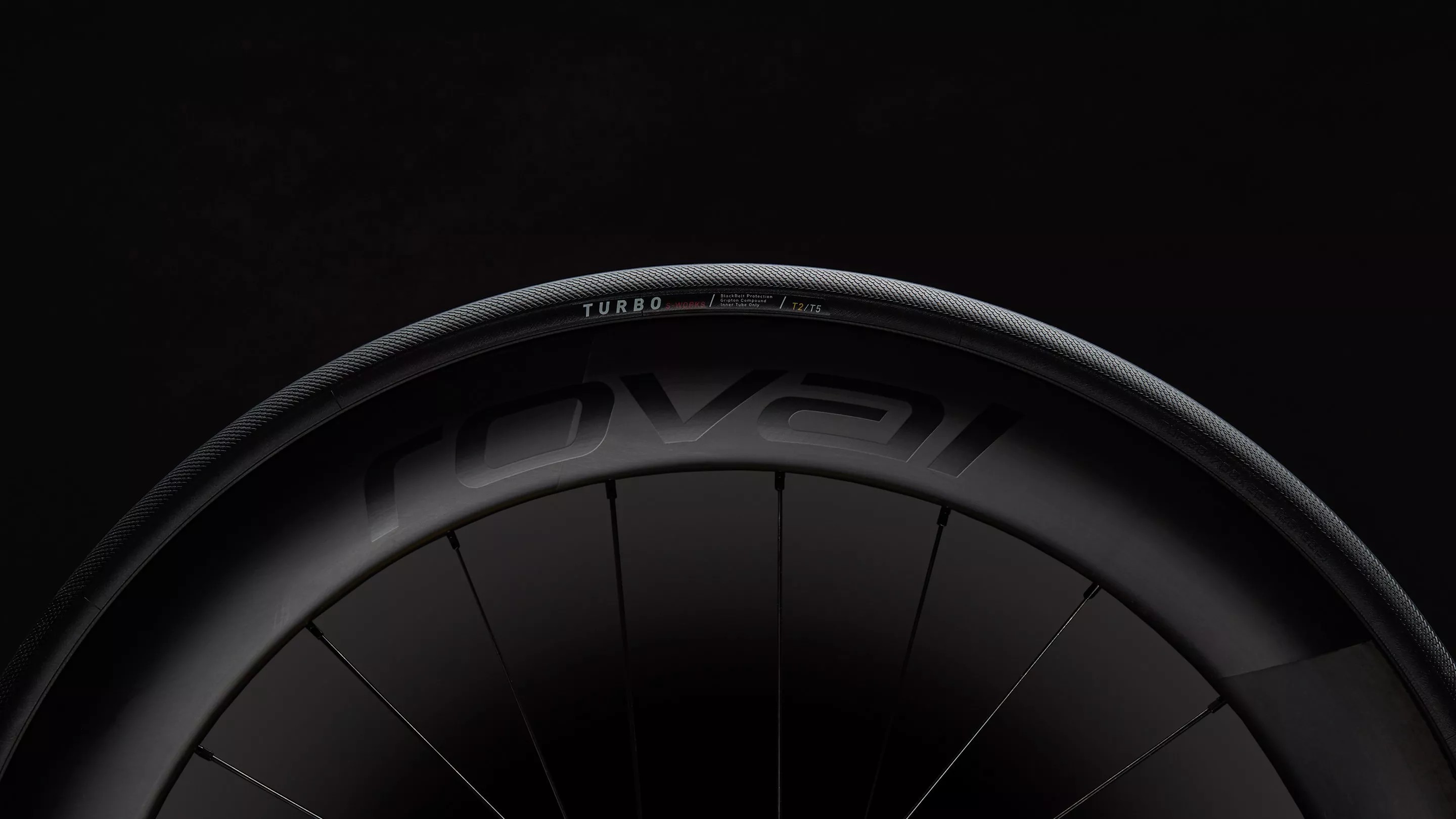 Plentinis ratas su padanga juodame fone