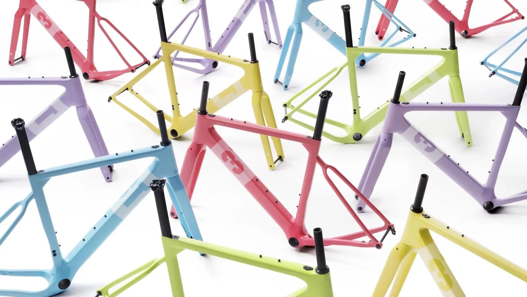 Daug karboninių dviračio rėmų baltame fone