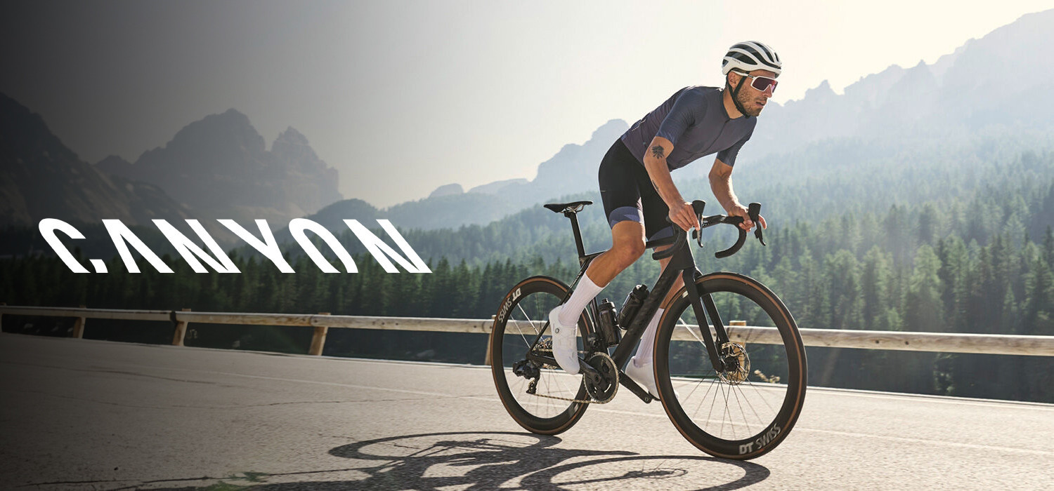 Žmogus važiuojantis plento dviračiu