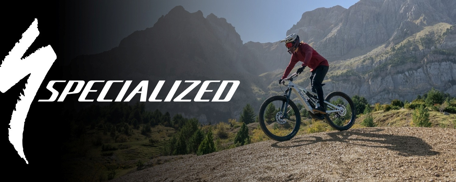 MTB dviratininkas važiuojantis kalnuose