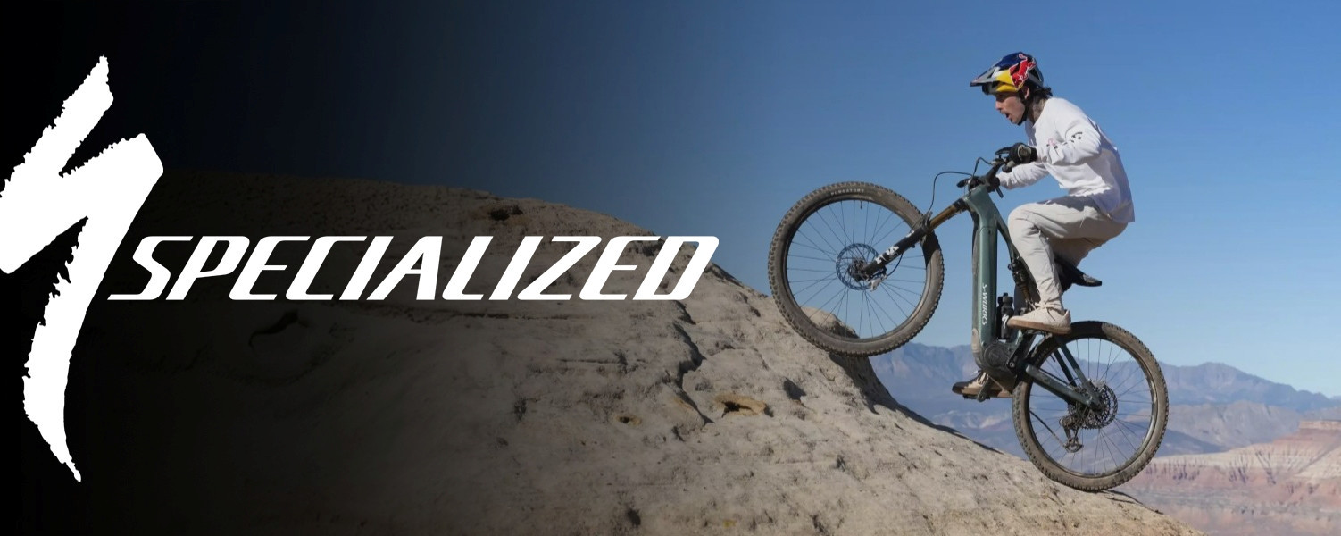 MTB dviratininkas važiuojantis į kalną