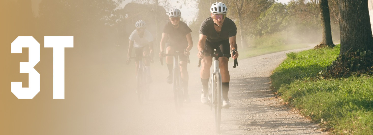 Trys žmonės važiuoja gravel dviračiais