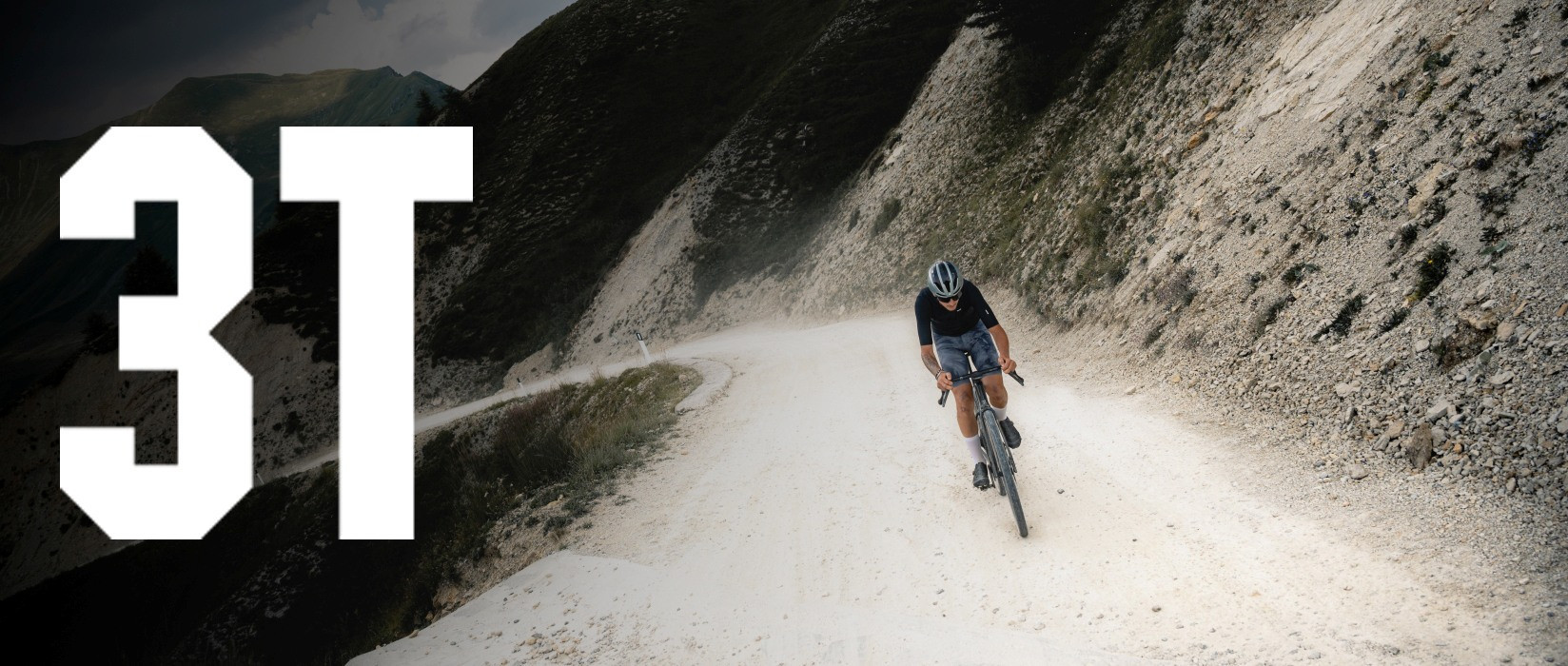 Vyras kalnuose važiuojantis gravel dviračiu