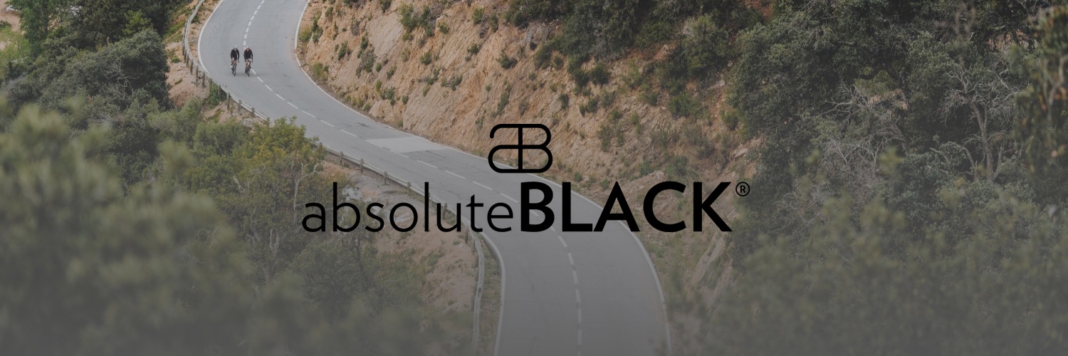 Du dviratininkai važiuojantys keliu