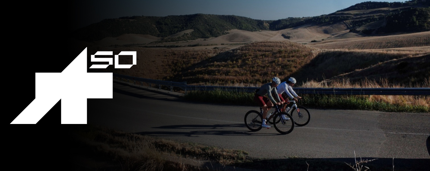 Du vyrai važiuojantys plentiniais dviračiais