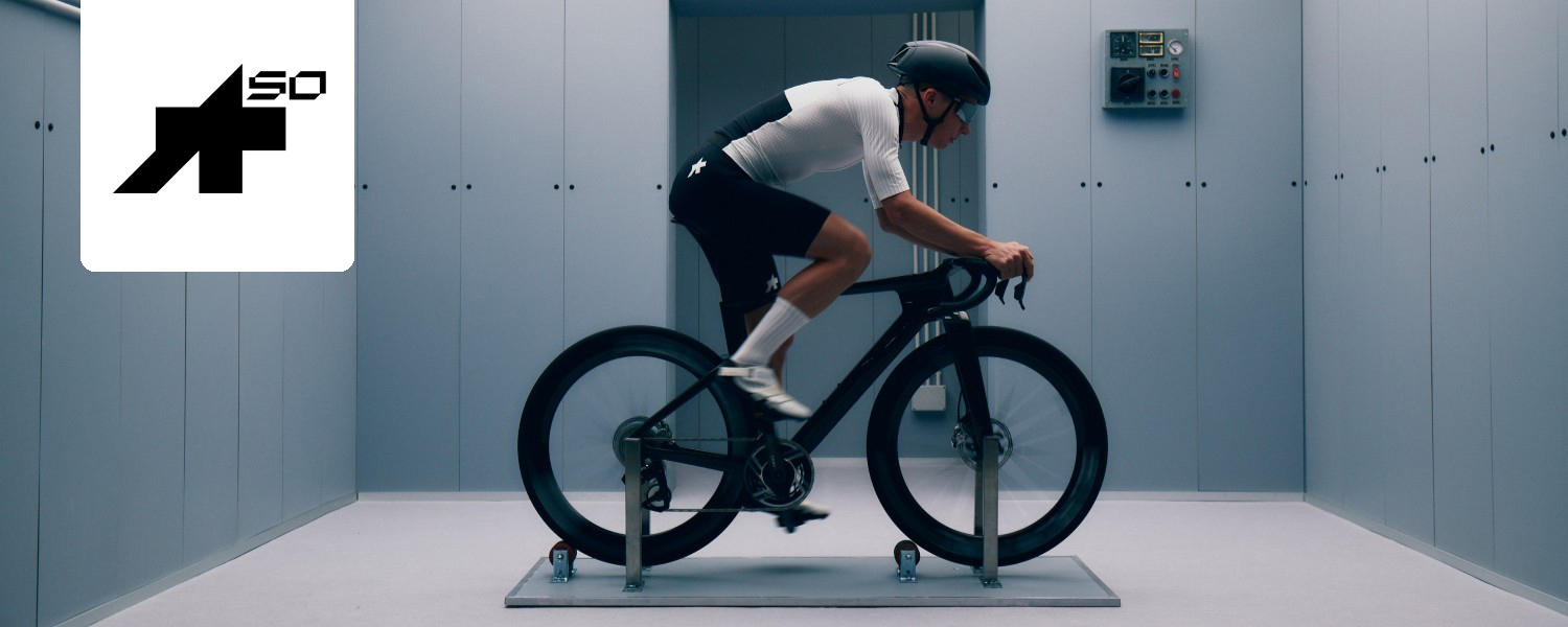 Vyras sėdintis ant dviračio aero pozicijoje