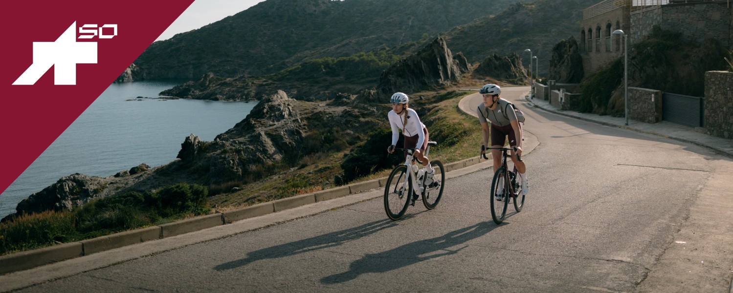 Dvi moterys važiuojančios plentiniais dviračiais