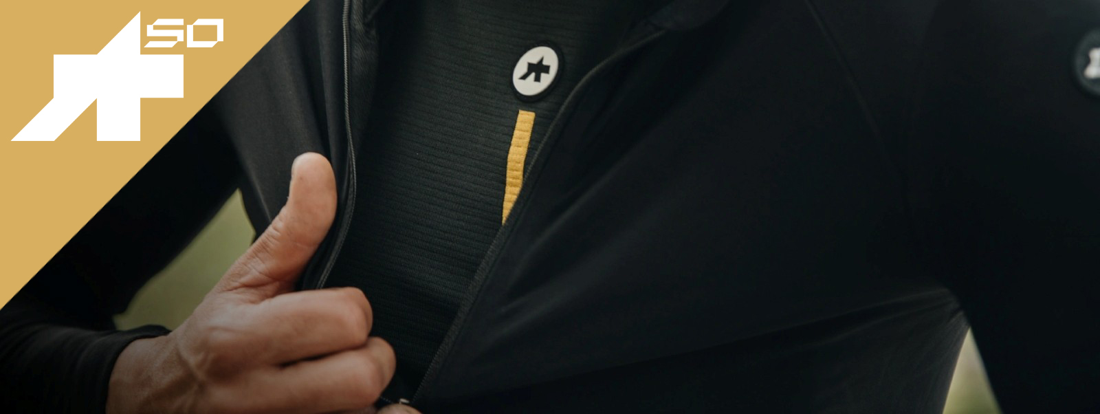 Vyro krutinė su prasegtais dviratininko marškinėliais