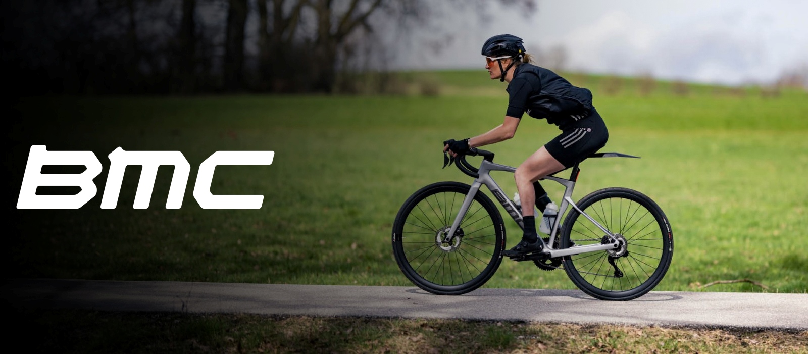 Mergina važiuojanti plento dviračiu