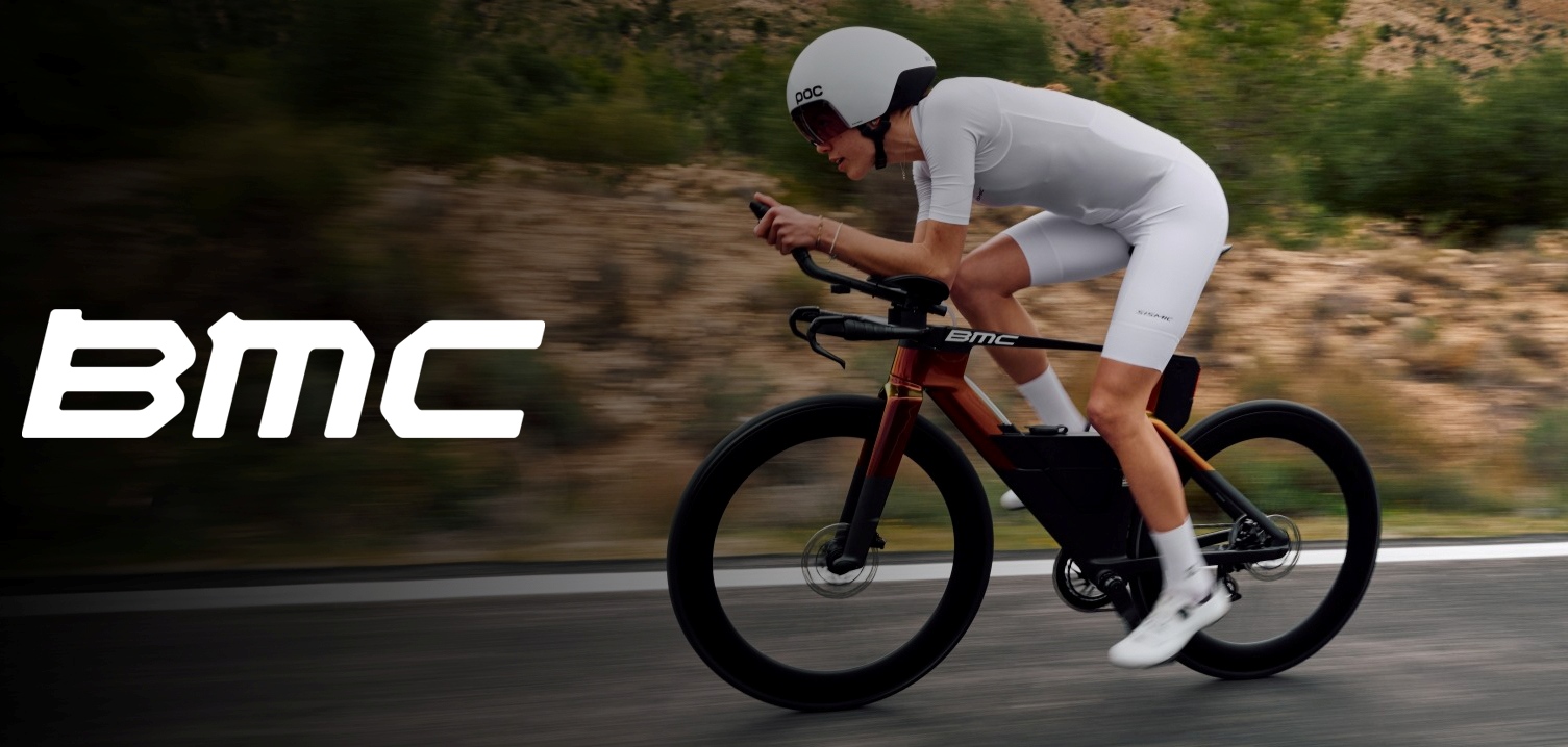 Mergina važiuojanti triatlono dviračiu