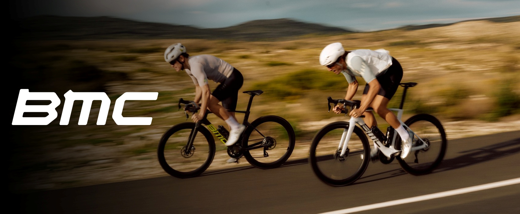 Du plento dviratininkai važiuojantys keliu