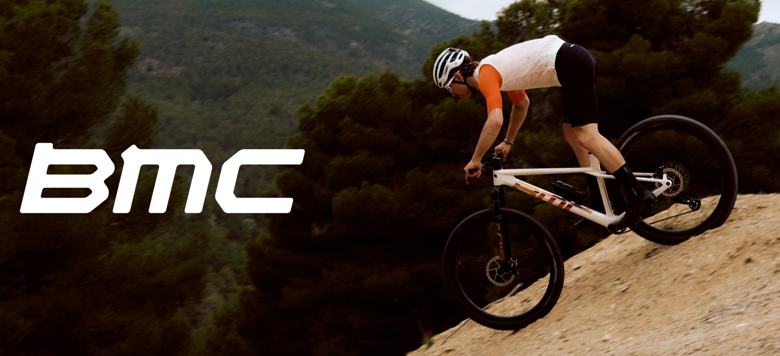 Dviratininkas besileidžiantis nuo kalno su MTB dviračiu