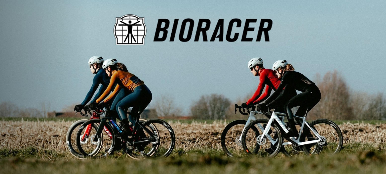 Grupė žmonių važiuojantys dviračiais