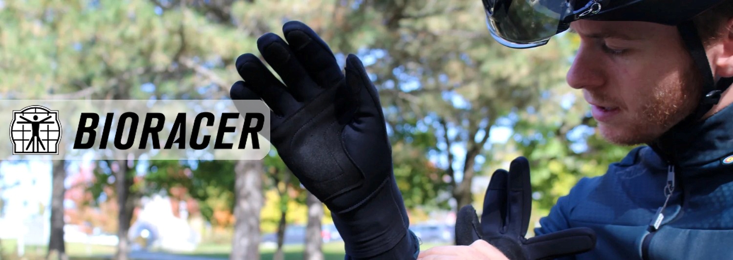 Vyras rodo dviračių pirštines ant rankos