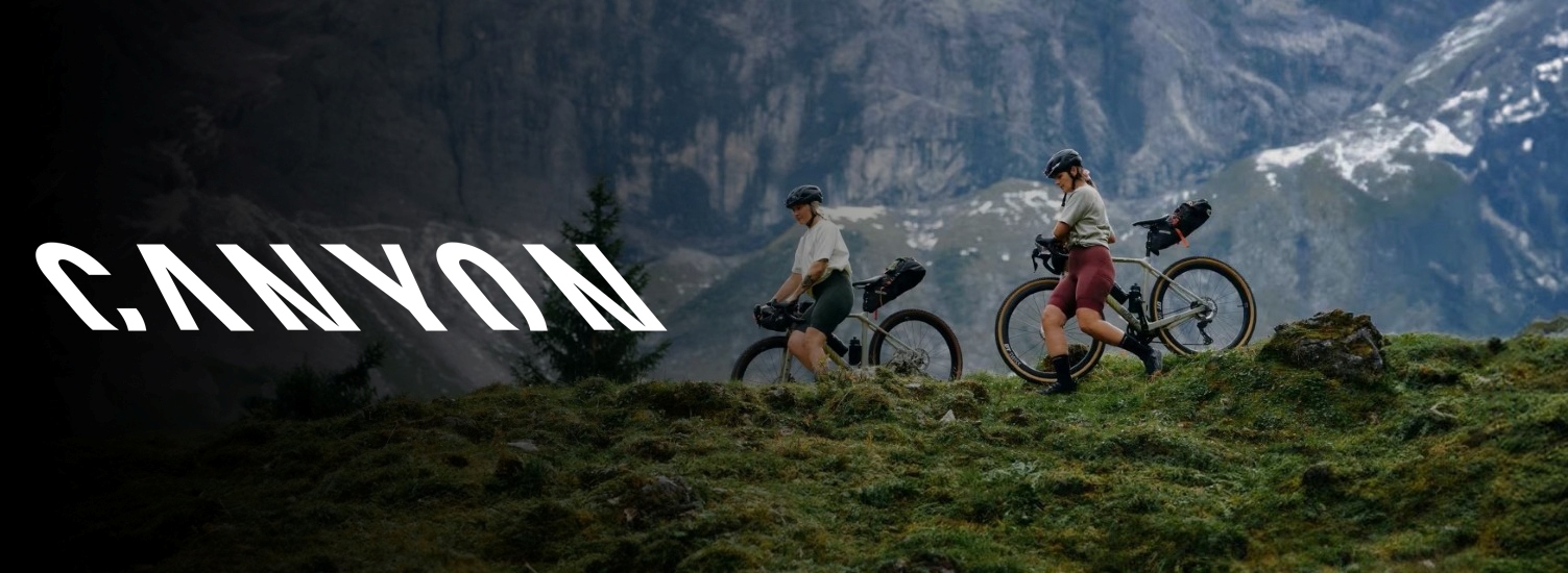 Dvi moterys važiuojančios Gravel dviračiais