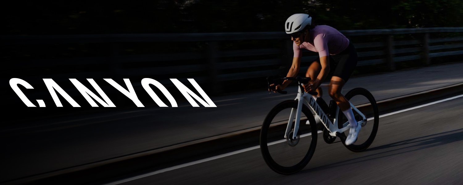 Mergina važiuojanti plento dviračiu