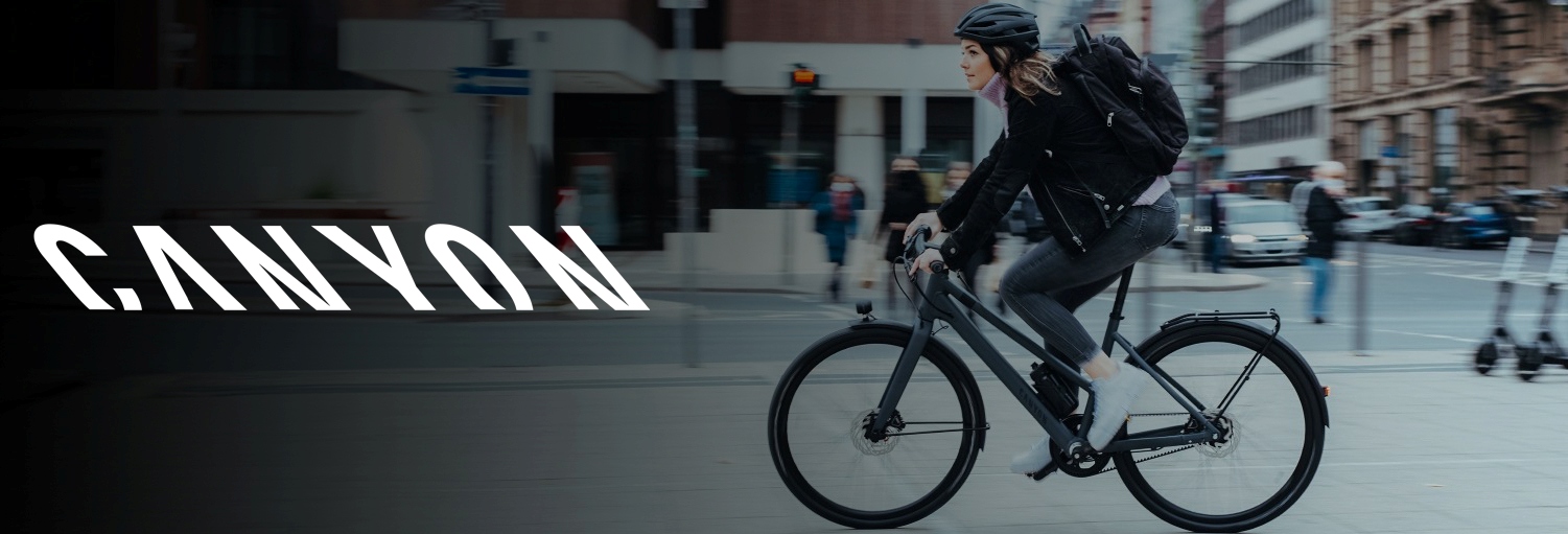 Mergina važiuojanti dviračiu mieste