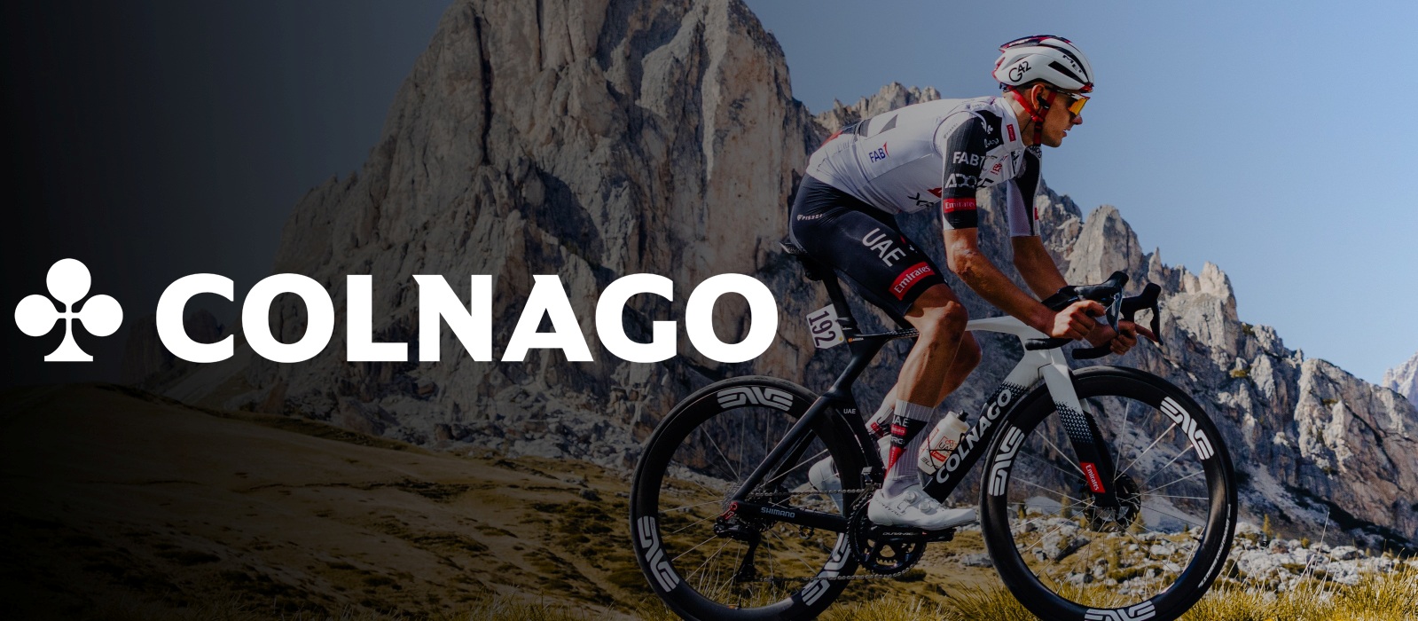 Profesionalus dviratininkas važiuojantis Colnago dviračiu
