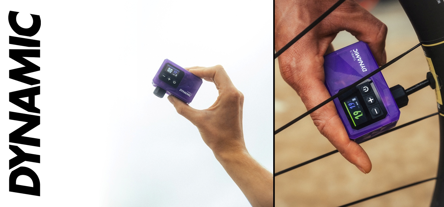 Žmogaus ranka laikanti elektrine dviračio pompą