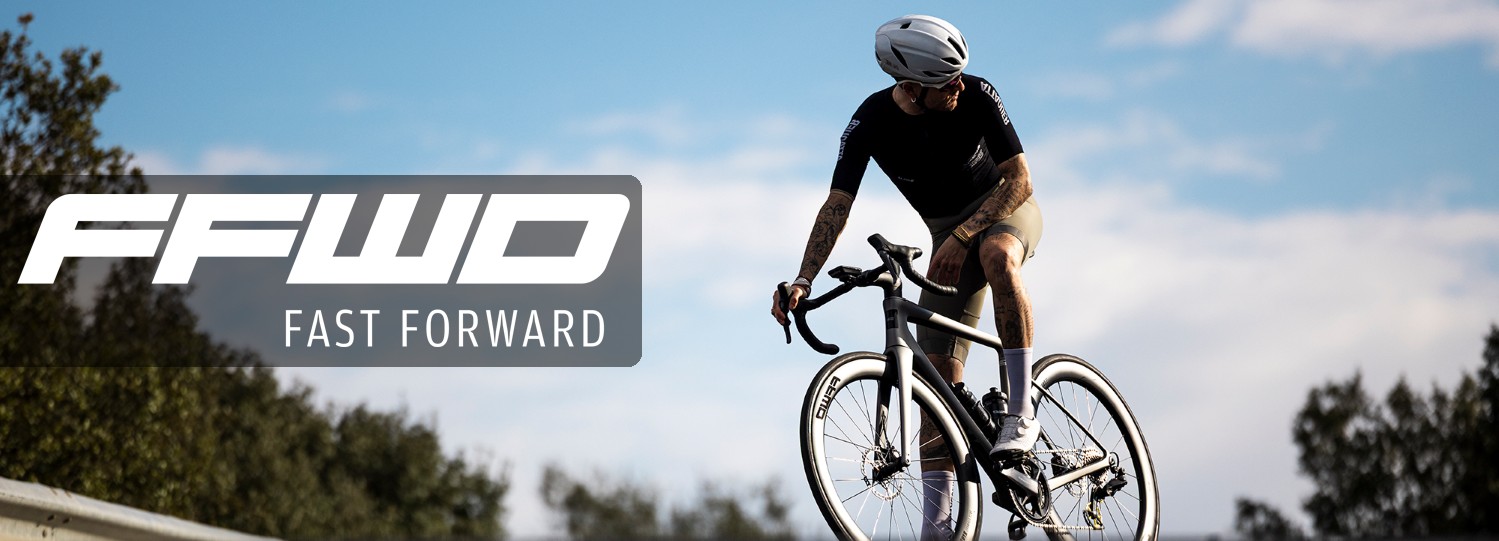 Vyras sėdintis ant plento dviračio