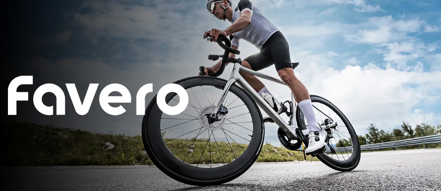 Važiuojantis plento dviratininkas