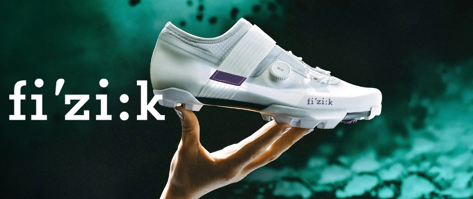 Dviratininko batas laikomas ant rankos