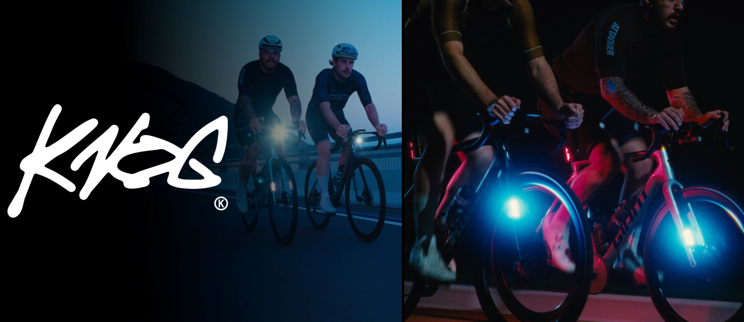 Du vyrai važiuojantys dviračiu tamsoje su įjungtais žibintais