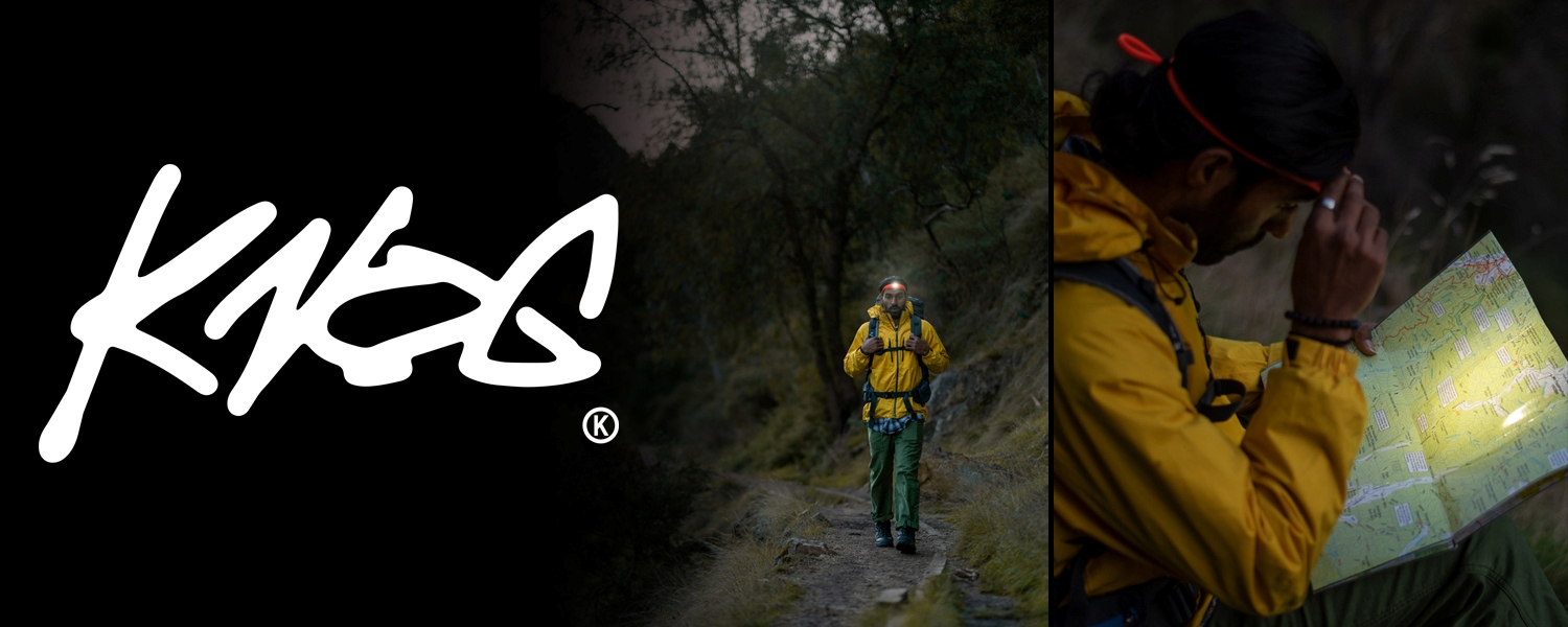 Žmogus einantis gamtoje su žibintu ant galvos