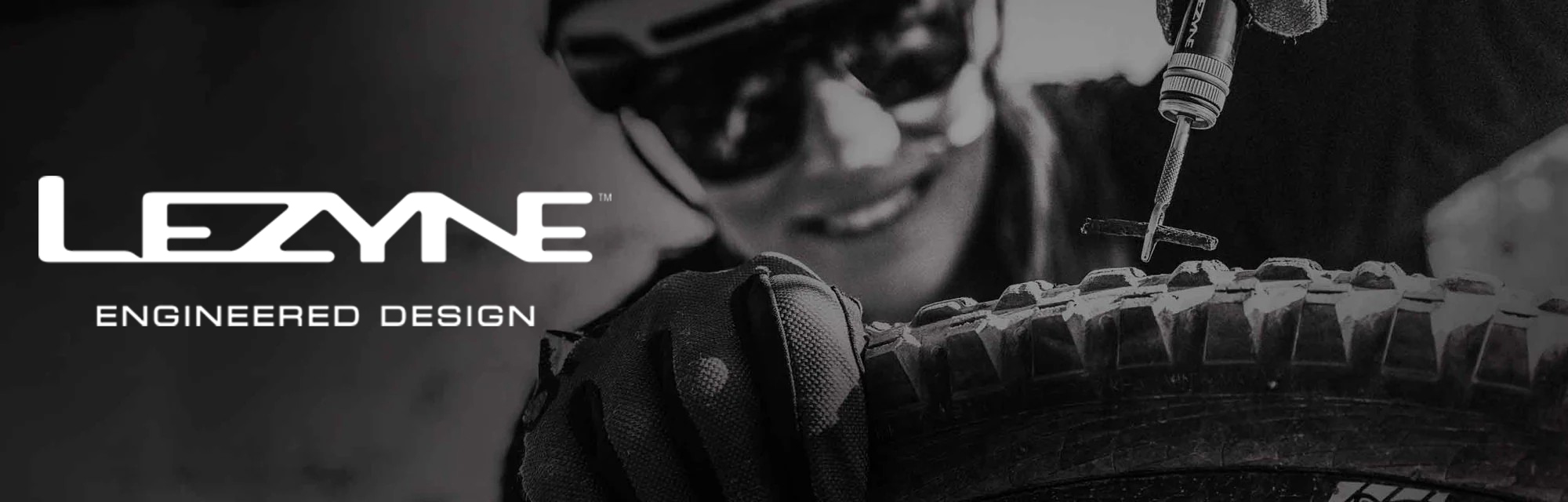 Žmogus bandantis užtaisyti tubeless padangą