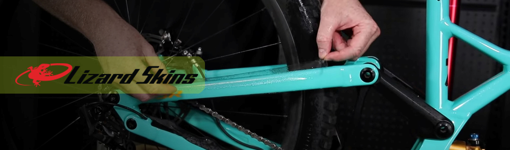 Žmogus klijuoja apsauginę plėvelę ant dviračio