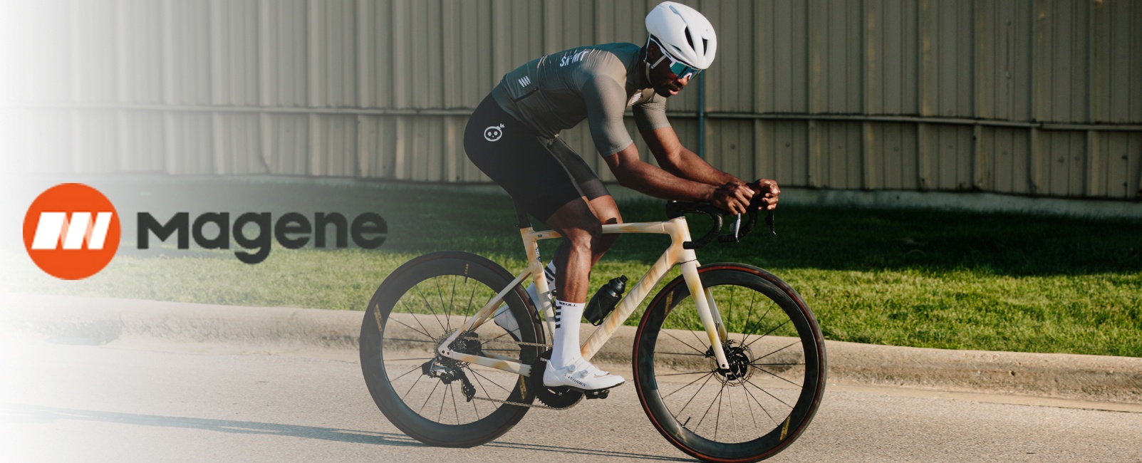 Vyras važiuojantis plento dviračiu