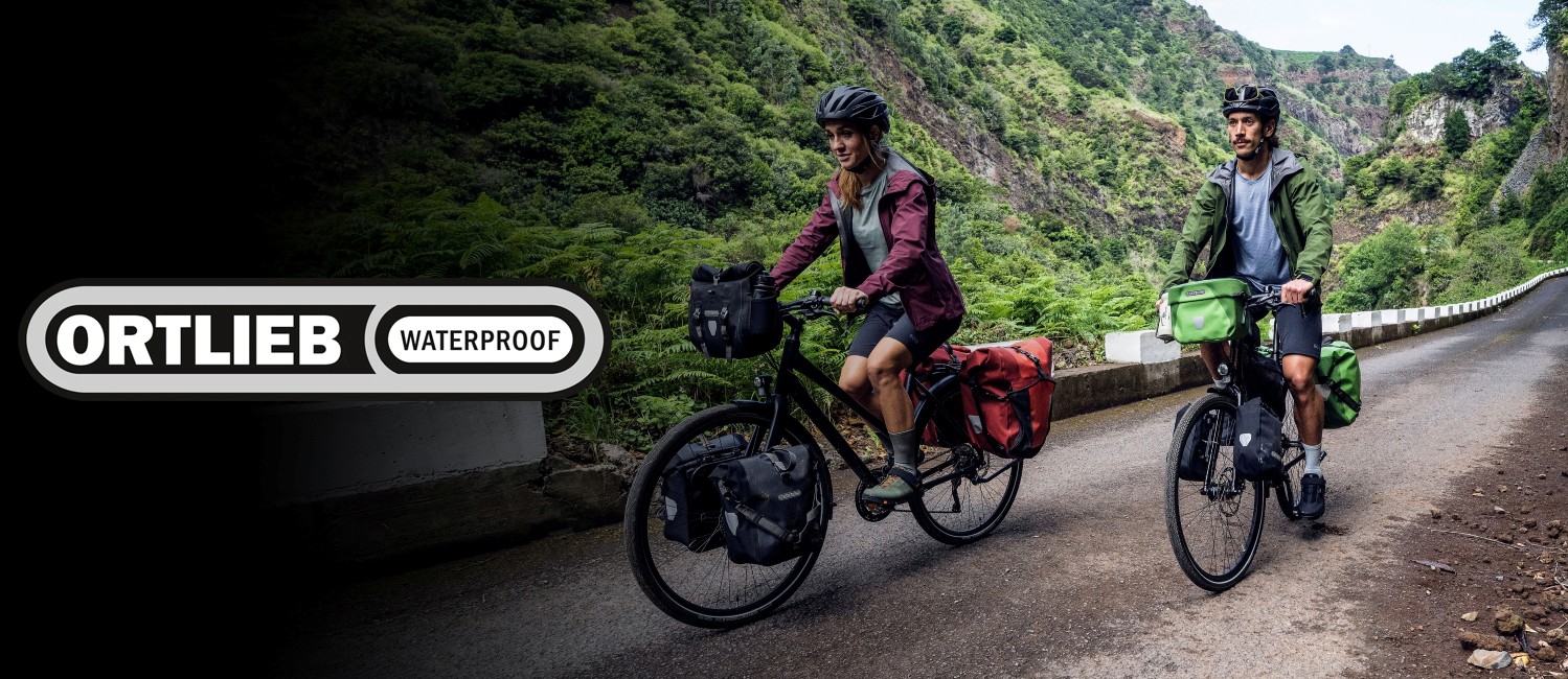 Vyras ir moteris važiuojantys turistiniais dviračiais