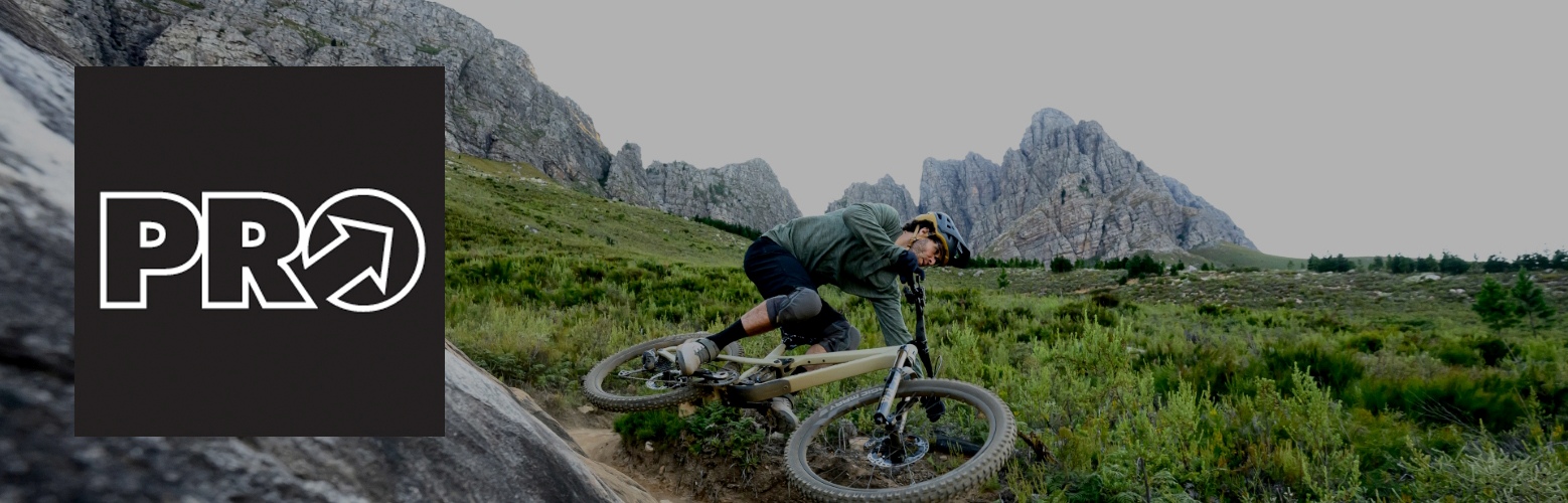 MTB dviratininkas kalnuose