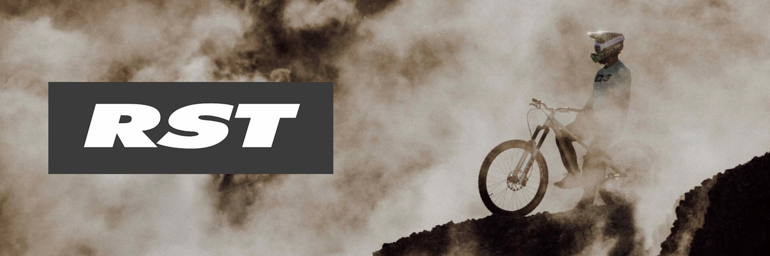 MTB dviratininkas fone