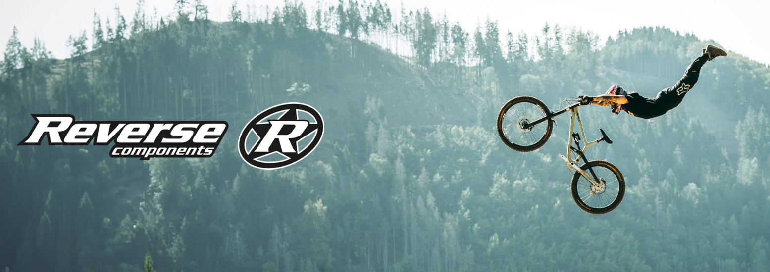 Dviratininkas skrendantis ore su dviračiu