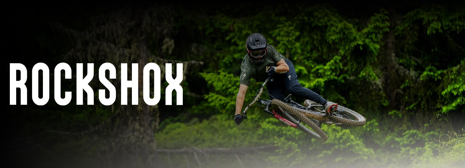 MTB dviratininkas skriejantis oru