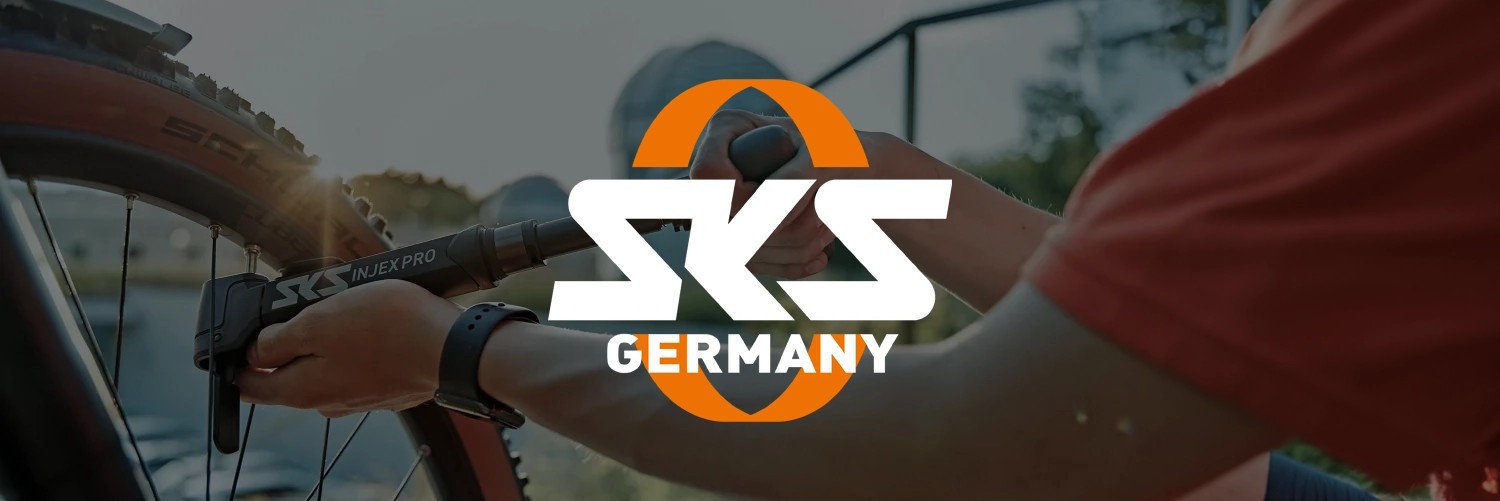 Žmogus fone pučiantis dviračio padangą