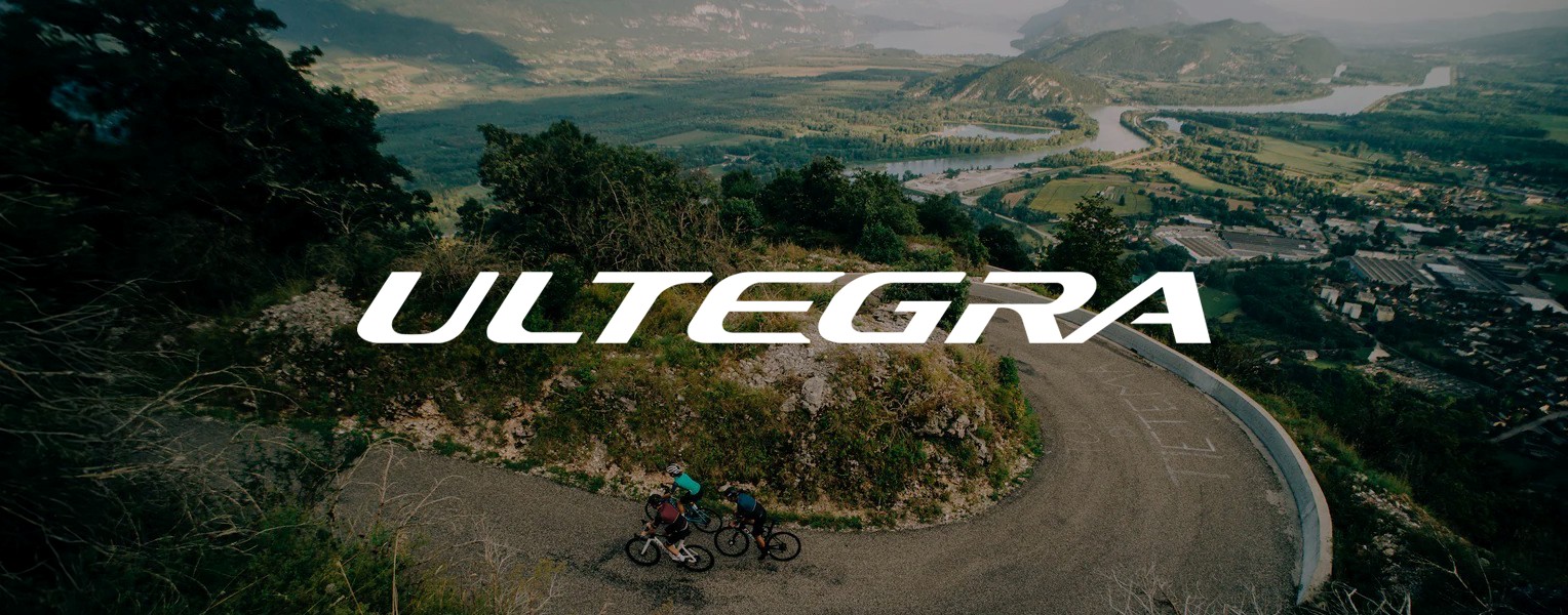 Trys dviratininkai važiuojantys kalnuose