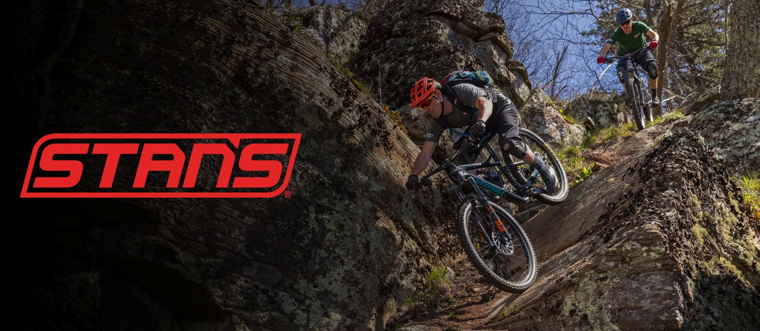 Du kalnu dviratininkai besileidžiantys nuo kalno