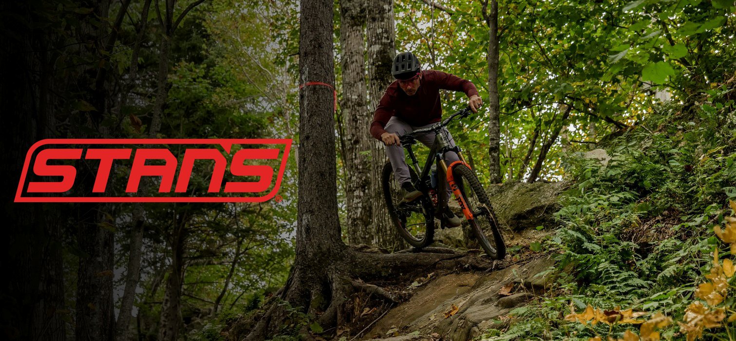 Vīrietis brauc ar MTB velosipēdu