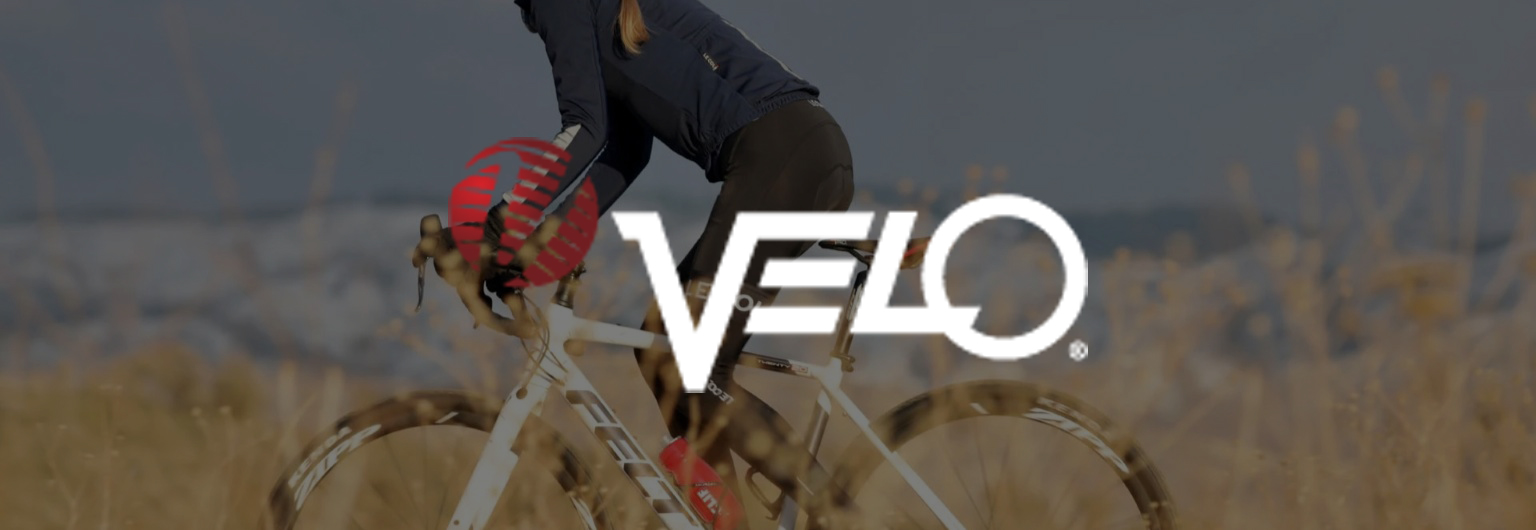 Fone mergina važiuojanti dviračiu