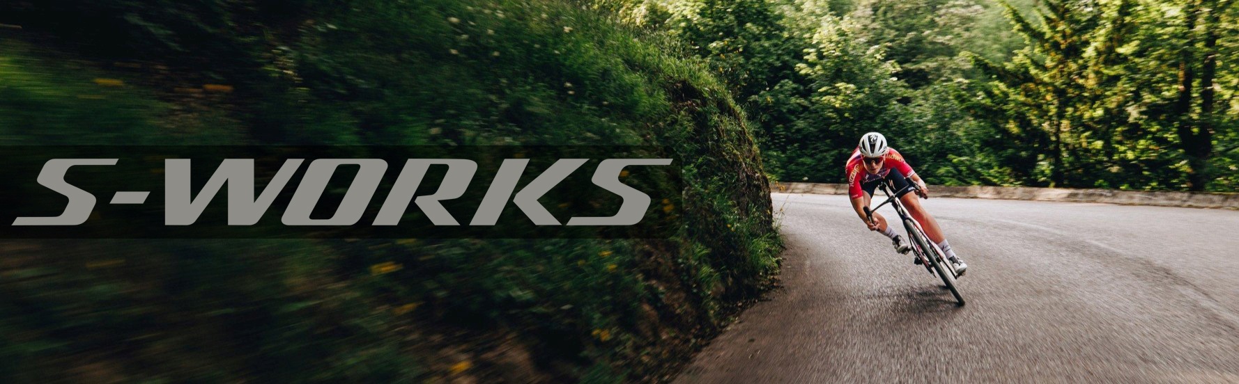 Mergina važiuojanti plento dviračiu